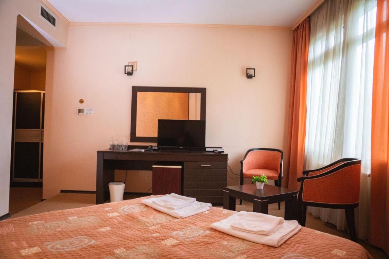 Hotel Ezeroto Stara Zagora Ngoại thất bức ảnh