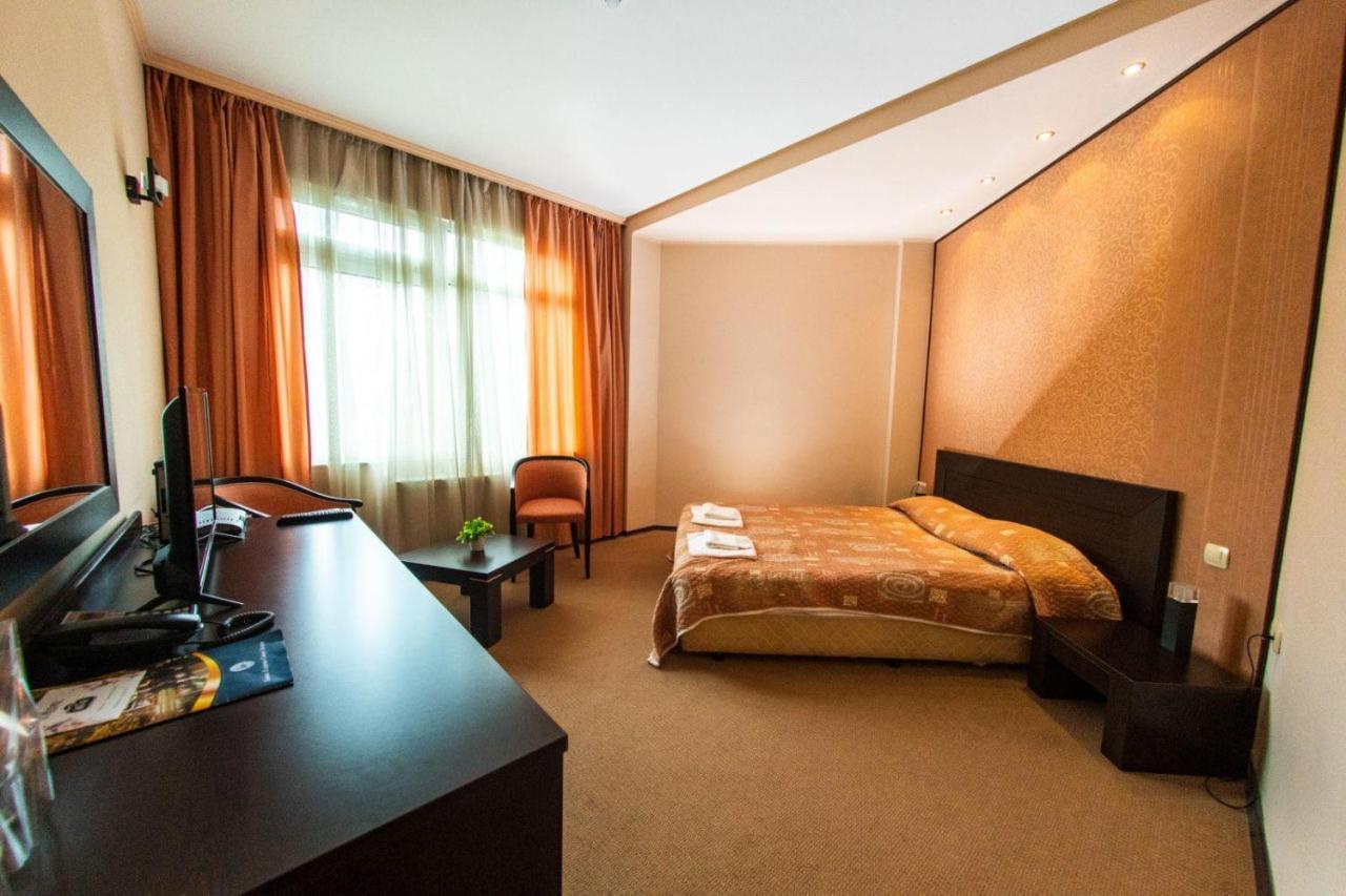 Hotel Ezeroto Stara Zagora Ngoại thất bức ảnh